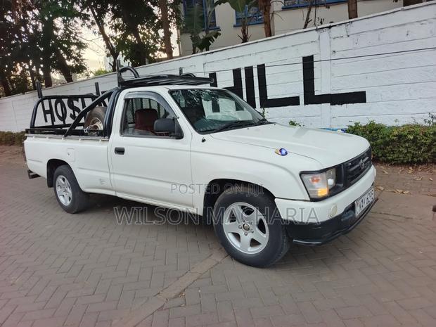 Toyota Hilux 2001 White