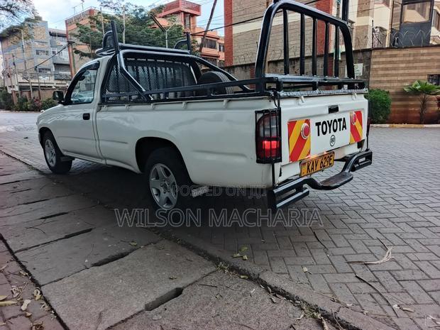 Toyota Hilux 2001 White