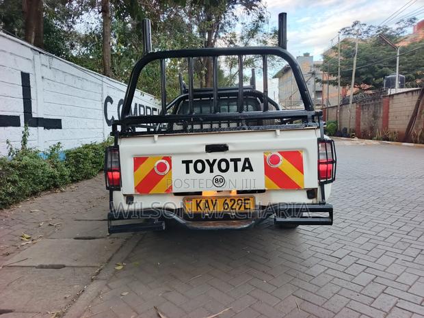 Toyota Hilux 2001 White
