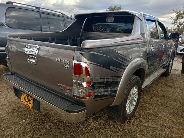 Toyota Hilux 2014 Brown