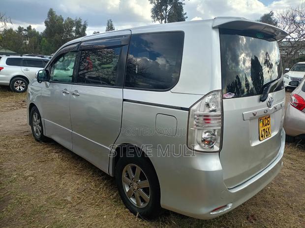 Toyota Voxy 2009 Silver