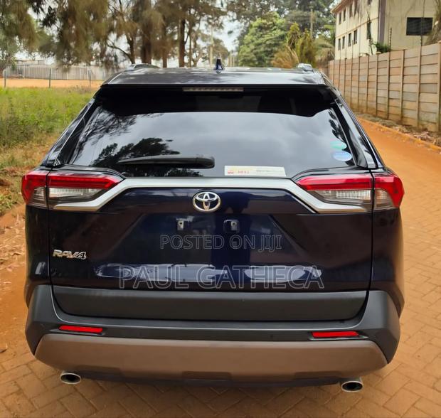 Toyota RAV4 2022 Blue