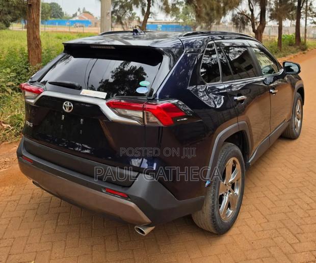 Toyota RAV4 2022 Blue