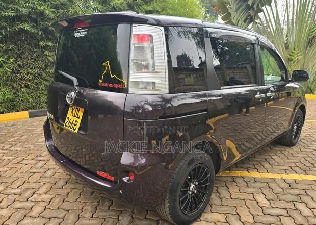 Toyota Sienta 2015 Maroon
