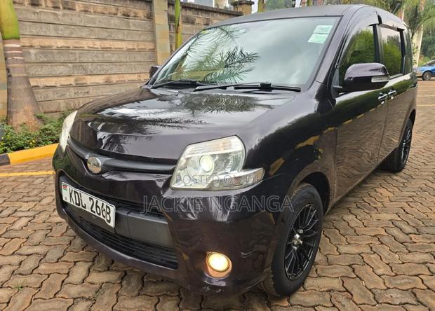 Toyota Sienta 2015 Maroon