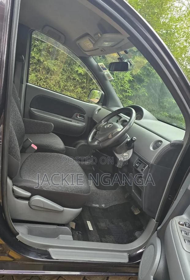 Toyota Sienta 2015 Maroon