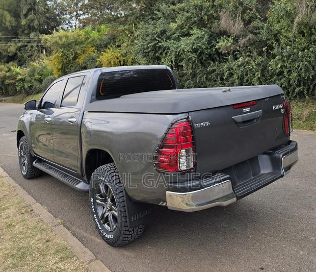 Toyota Hilux 2023 Gray