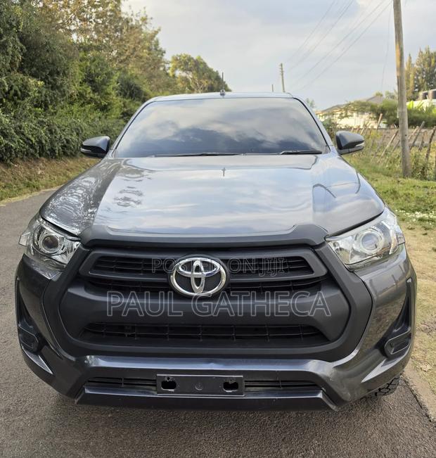 Toyota Hilux 2023 Gray