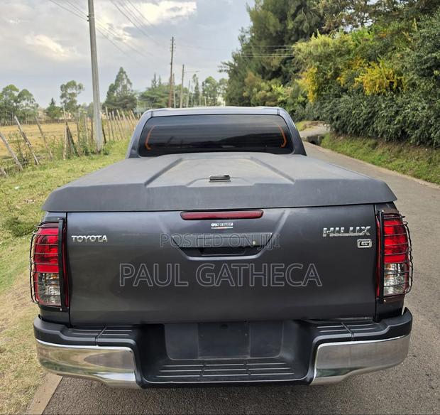 Toyota Hilux 2023 Gray