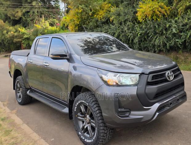 Toyota Hilux 2023 Gray