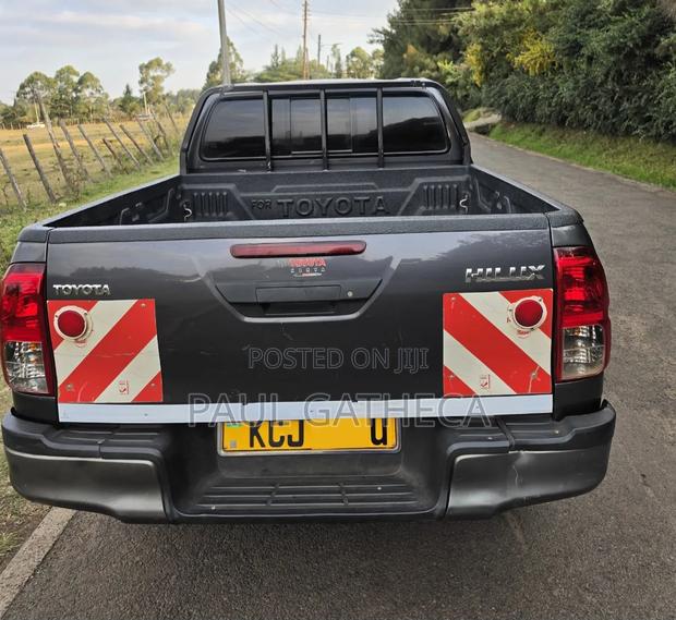 Toyota Hilux 2016 Gray