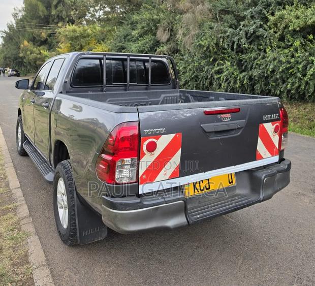 Toyota Hilux 2016 Gray