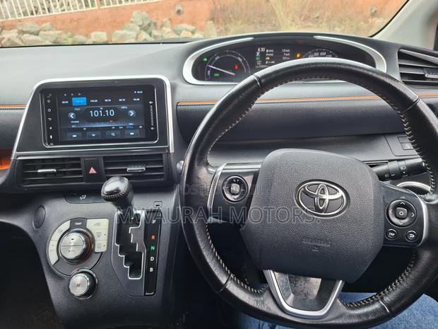 Toyota Sienta 2015 Red
