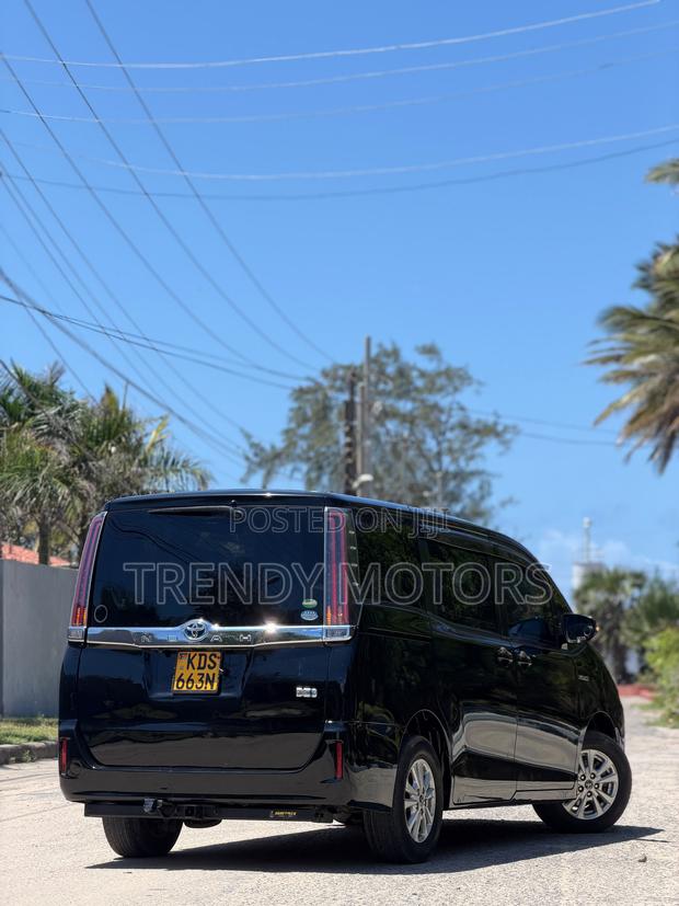 Toyota Noah 2018 Black