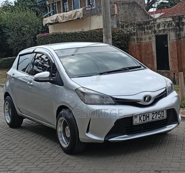 Toyota Vitz 2015 Silver