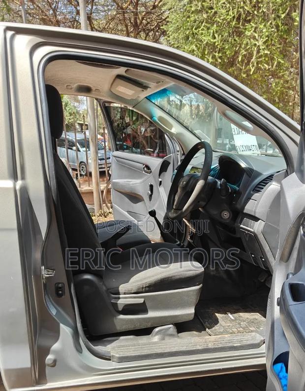 Isuzu D-MAX 2021 Gray