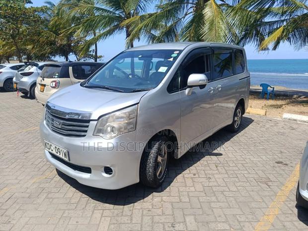 Toyota Noah 2014 Silver