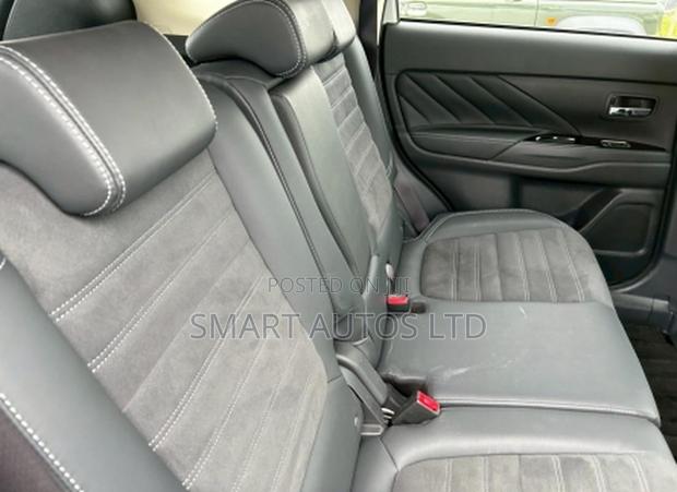 Mitsubishi Outlander 2.4 PHEV AWD 2019 Off white