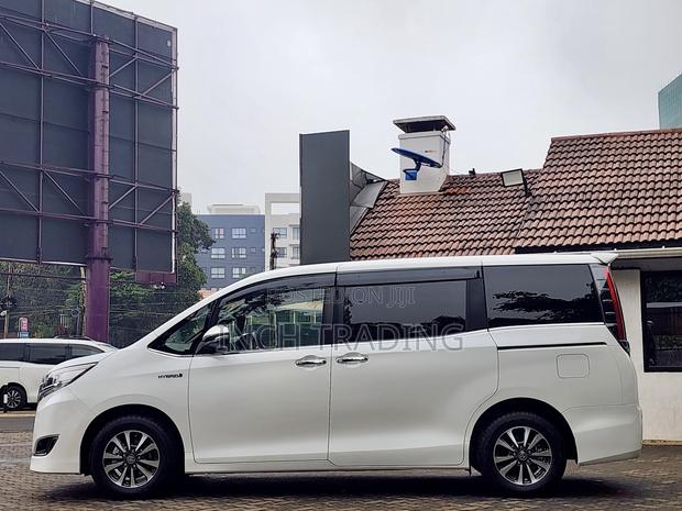Toyota Esquire 1.8 FWD Hybrid (7 seater) 2019 White