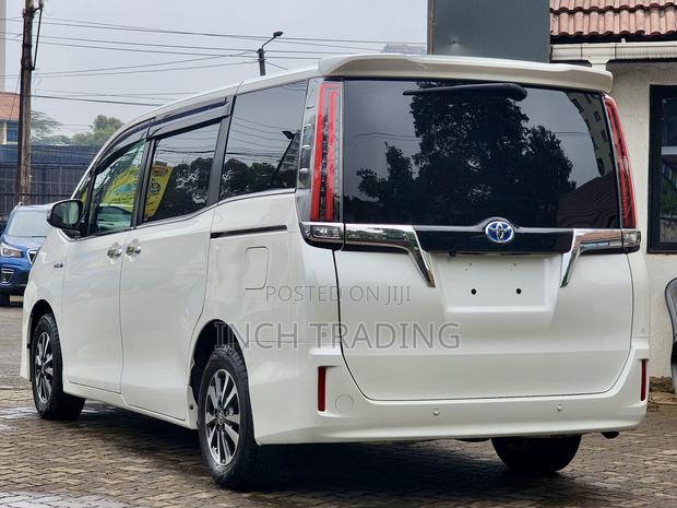 Toyota Esquire 1.8 FWD Hybrid (7 seater) 2019 White