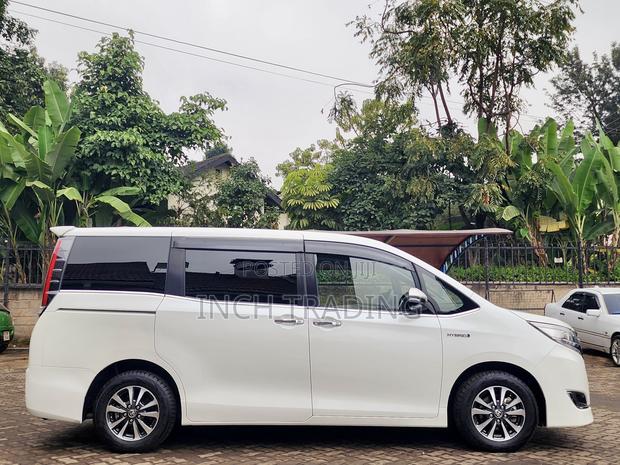 Toyota Esquire 1.8 FWD Hybrid (7 seater) 2019 White