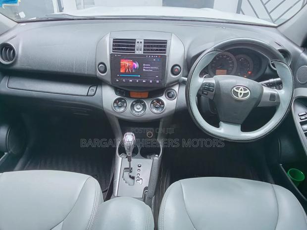Toyota Vanguard 2013 White