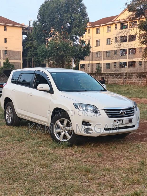 Toyota Vanguard 2010 White