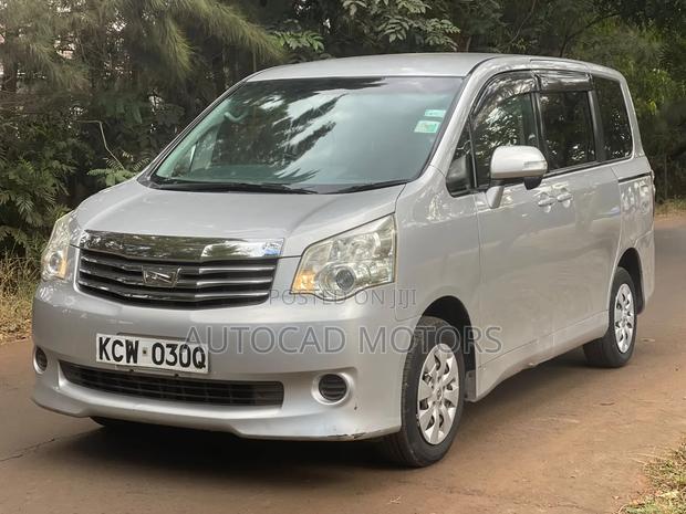 Toyota Noah 2012 Silver