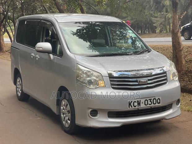 Toyota Noah 2012 Silver