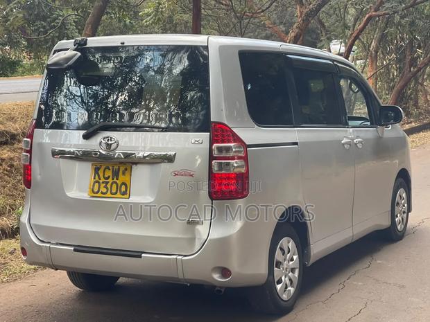 Toyota Noah 2012 Silver