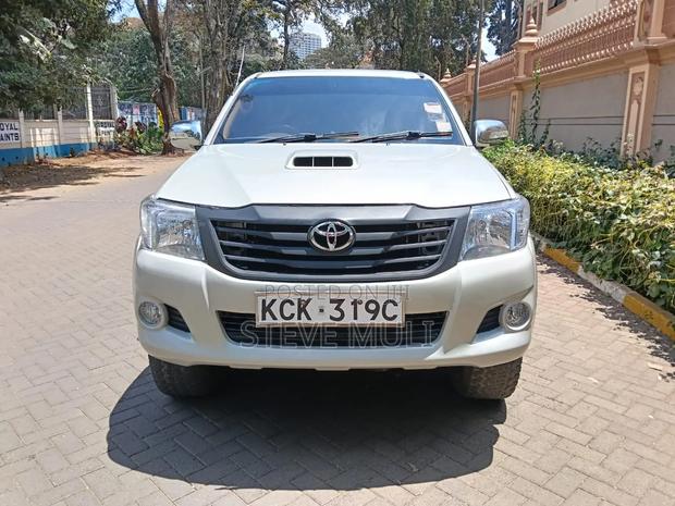 Toyota Hilux 2010 Gold