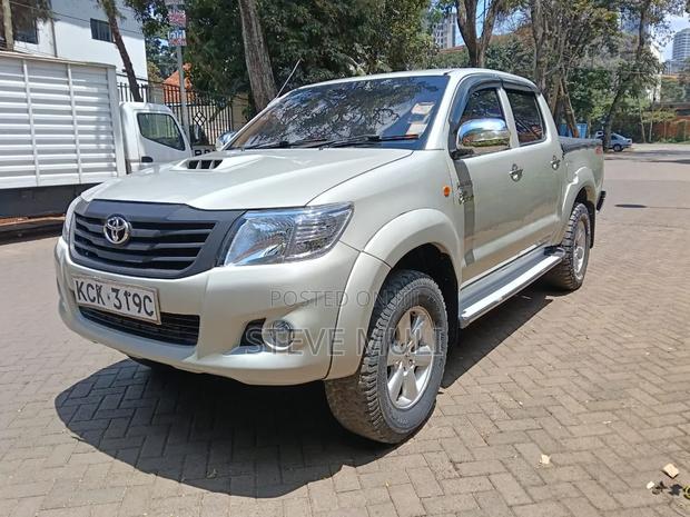 Toyota Hilux 2010 Gold