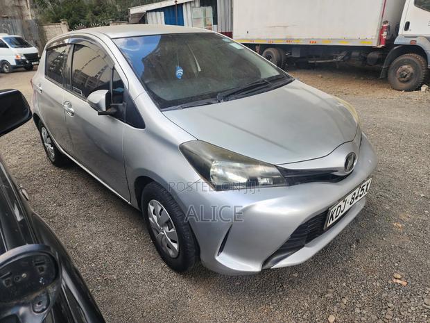 Toyota Vitz 2015 Silver