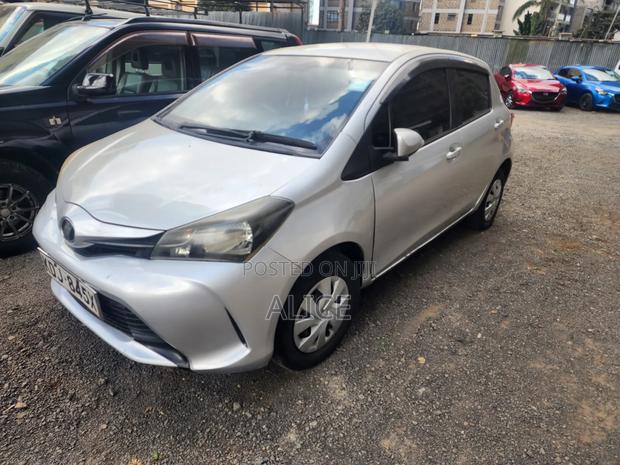 Toyota Vitz 2015 Silver