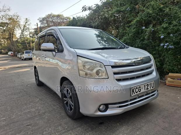 Toyota Noah 2009 Silver