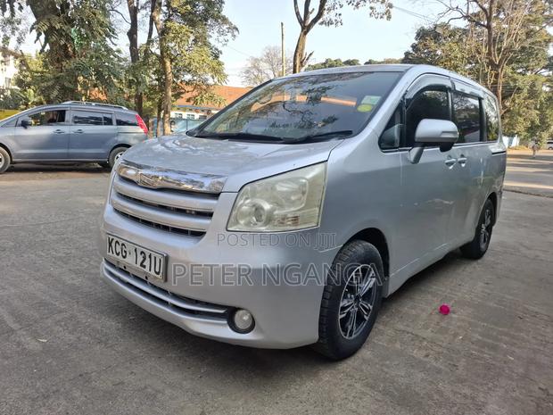 Toyota Noah 2009 Silver