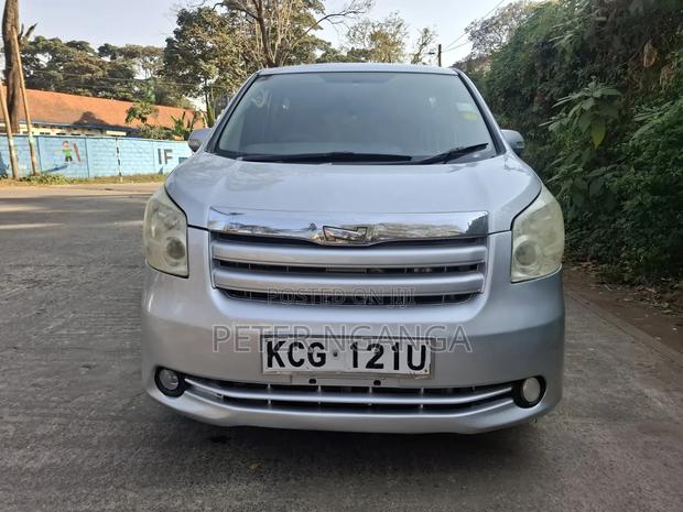 Toyota Noah 2009 Silver