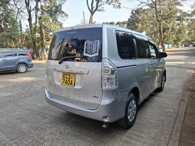 Toyota Voxy 2011 Silver