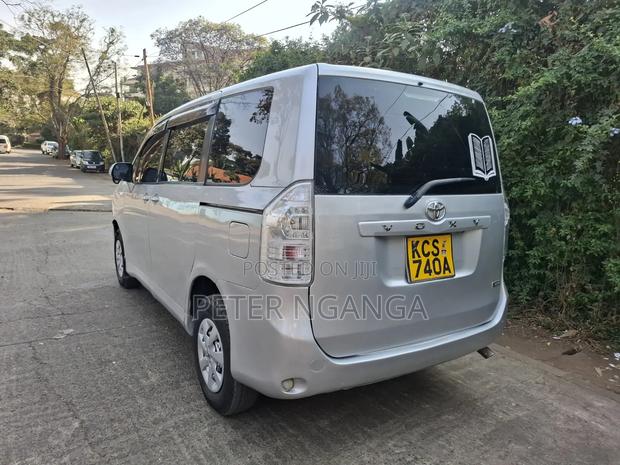 Toyota Voxy 2011 Silver