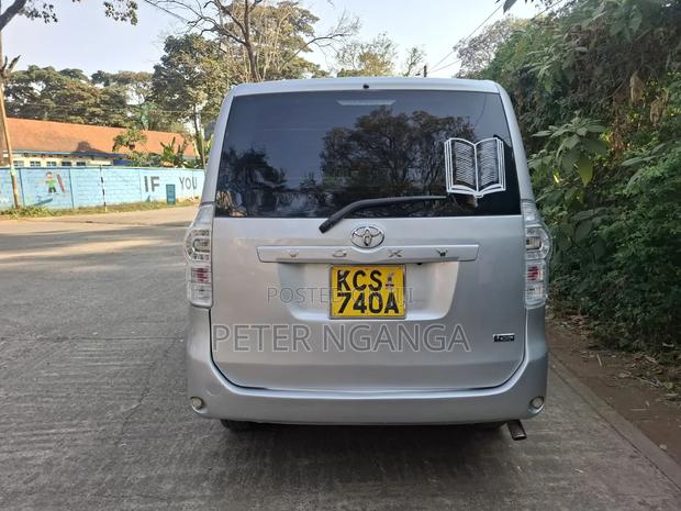 Toyota Voxy 2011 Silver