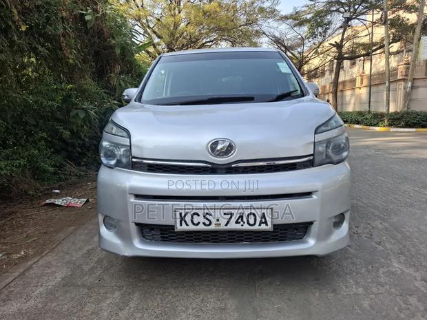 Toyota Voxy 2011 Silver