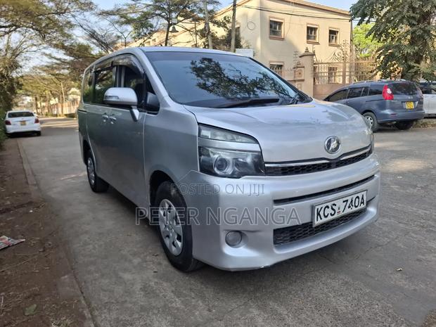 Toyota Voxy 2011 Silver