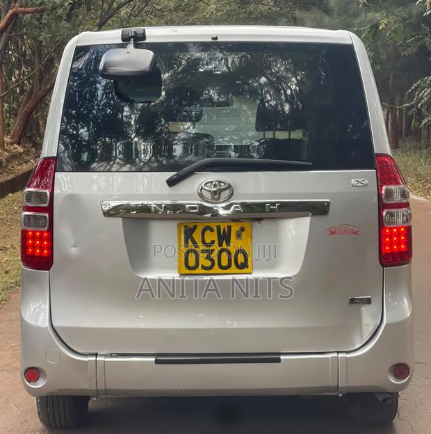 Toyota Noah 2012 Silver