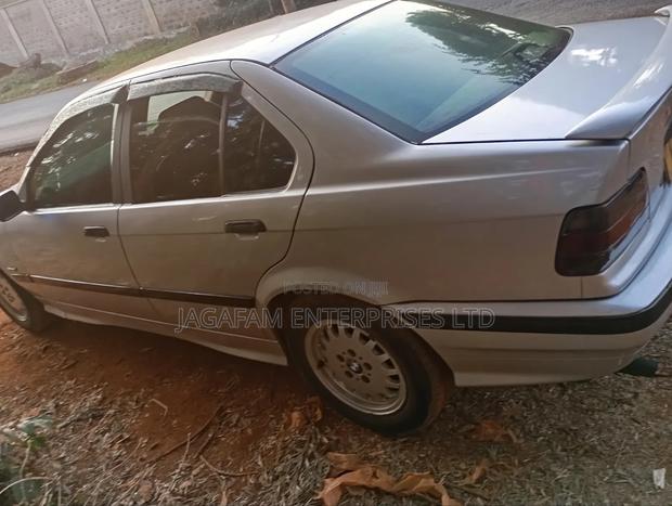 BMW 320i Sedan RWD 1999 Silver