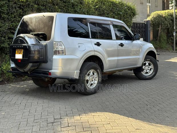 Mitsubishi Pajero 2010 Silver