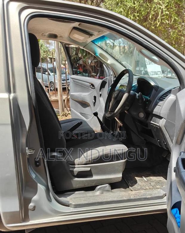 Isuzu D-MAX 2021 Gray