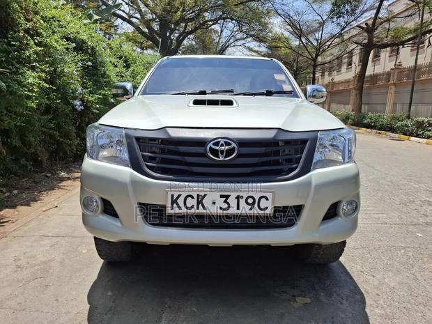 Toyota Hilux 2010 Gold