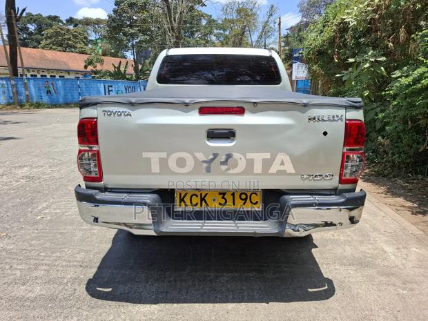 Toyota Hilux 2010 Gold