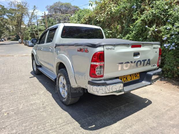 Toyota Hilux 2010 Gold