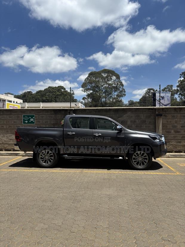 New Toyota Hilux 2024 Gray